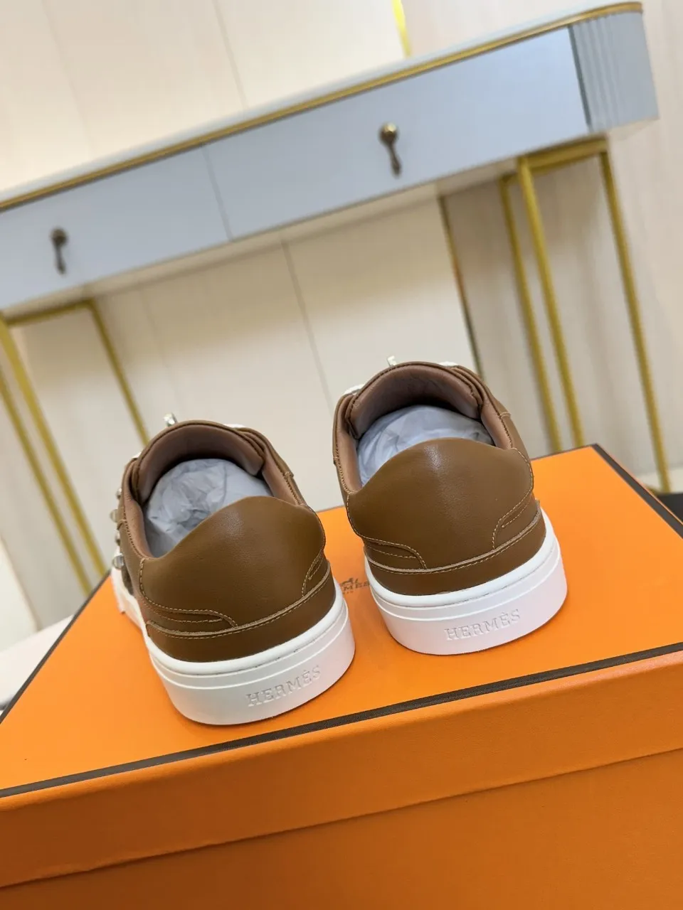 Men's Men's Shoes💰620❤️❤️❤️HERMES 2021 latest Kelly buckle white sneakers are online! The highest version on the market! Purchasing level quality! The H family rarely produces flat casual shoes, and they are styled with classic palladium-plated Kelly shoe buckles! Create a fashionable urban look that perfectly embodies the noble and elegant style of Hermès! Material selection: Fabric imported cowhide, lining + foot pads imported sheepskin, original molded TPU outsole, heavy gold molded kelly buckle full of texture Size: Female: 35-41 (41 is not returnable) Male: 39-45 (45 is not returnable)